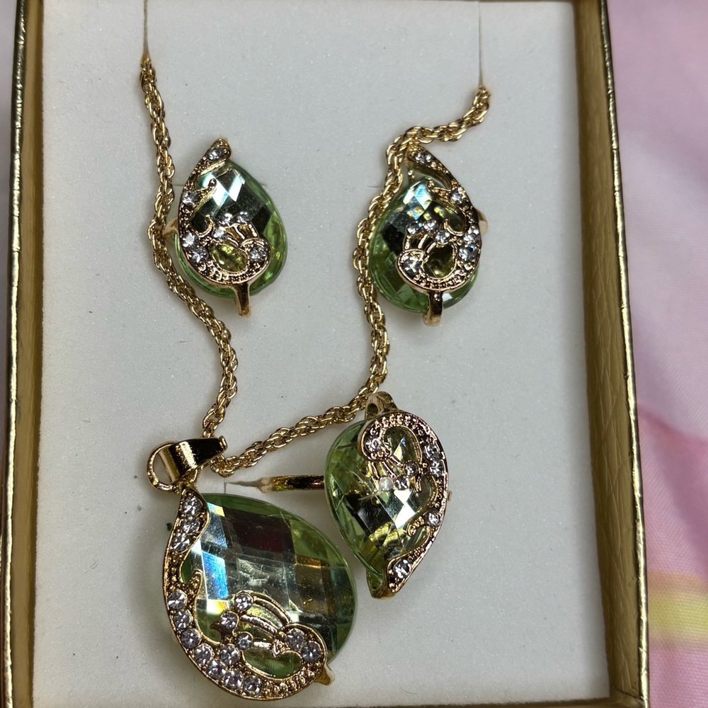 Elegant Green and Gold tone 4 piece Jewelry Set